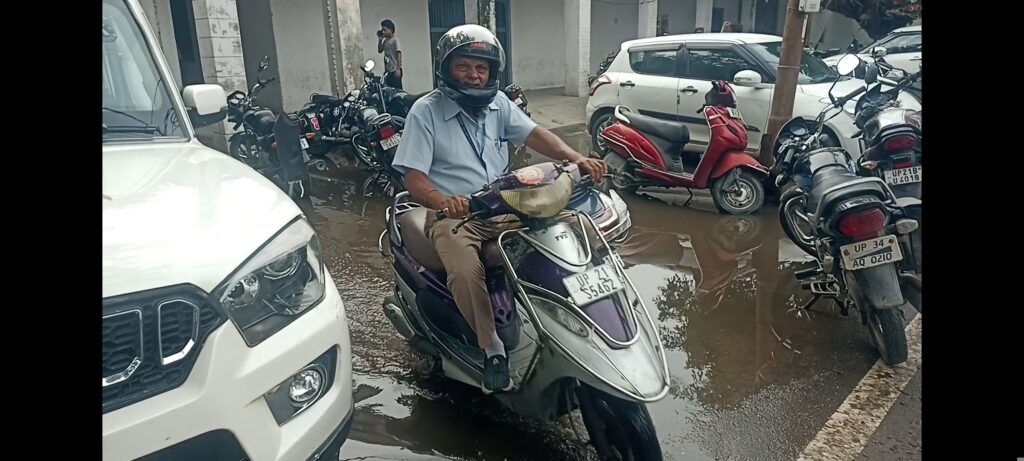 मुरादाबाद। जनपद के जिलाधिकारी कार्यालय और वरिष्ठ पुलिस अधीक्षक (SSP) कार्यालय के ठीक सामने स्थित मार्ग पर मामूली बारिश के बाद भी जलभराव की गंभीर समस्या उत्पन्न हो जाती है। इस समस्या से सबसे अधिक परेशानी न्यायालय आने-जाने वाले अधिवक्ताओं, वादकारियों और आम नागरिकों को उठानी पड़ रही है।
अधिवक्ताओं का कहना है कि अदालत तक पहुंचने के लिए उन्हें प्रतिदिन पानी से भरे रास्ते से होकर गुजरना पड़ता है। कई बार फिसलने और दुर्घटना की आशंका भी बनी रहती है। स्थानीय लोगों के अनुसार इस संबंध में जिलाधिकारी को शिकायत भी दी जा चुकी है, लेकिन अब तक समस्या का स्थायी समाधान नहीं हो सका है।