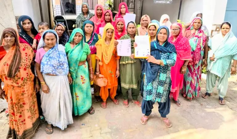 ज्ञापन सौंपकर शराब की दुकान को हटवाने की मांग की है