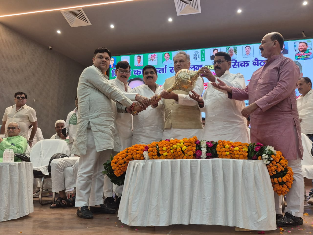 पंचायत भवन, कंपनी बाग में विशाल 'जिला कार्यकर्ता सम्मेलन एवं मासिक बैठक'